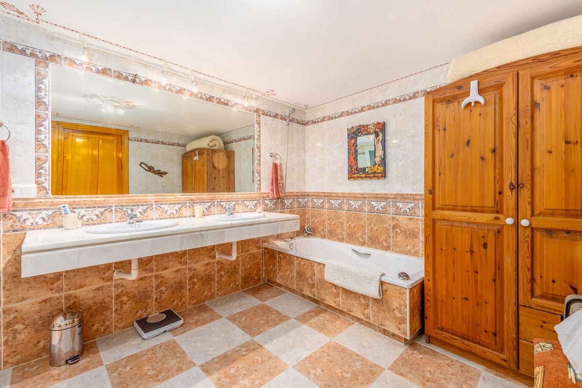 4 bedroom Villa for sale in Coin with pool garage - € 645,000 (Ref: 9860699)