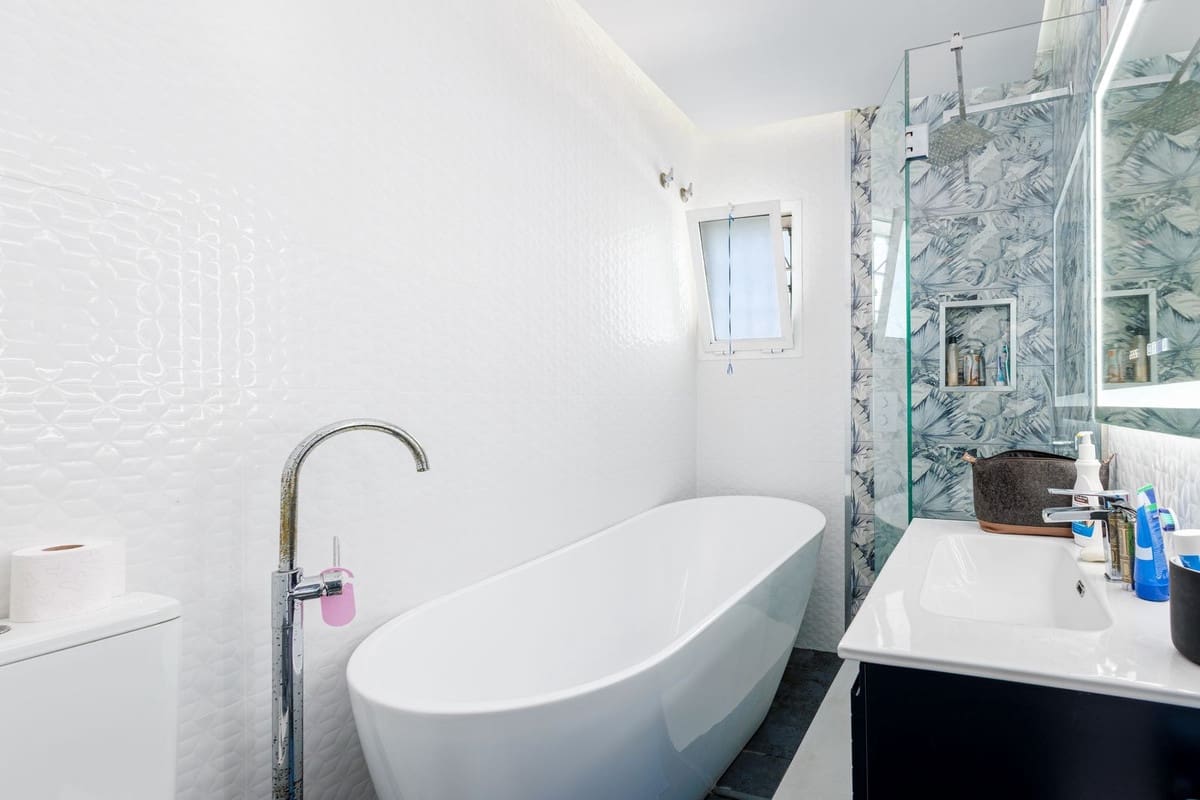 6 bedroom Villa for sale in Coin with pool garage - € 795,000 (Ref: 9861038)