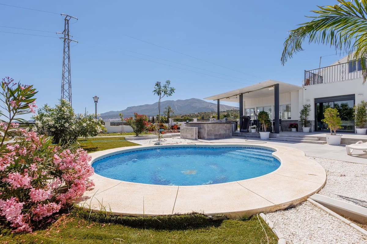 6 bedroom Villa for sale in Coin with pool garage - € 795,000 (Ref: 9861038)