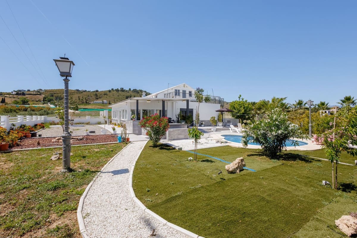 6 bedroom Villa for sale in Coin with pool garage - € 795,000 (Ref: 9861038)