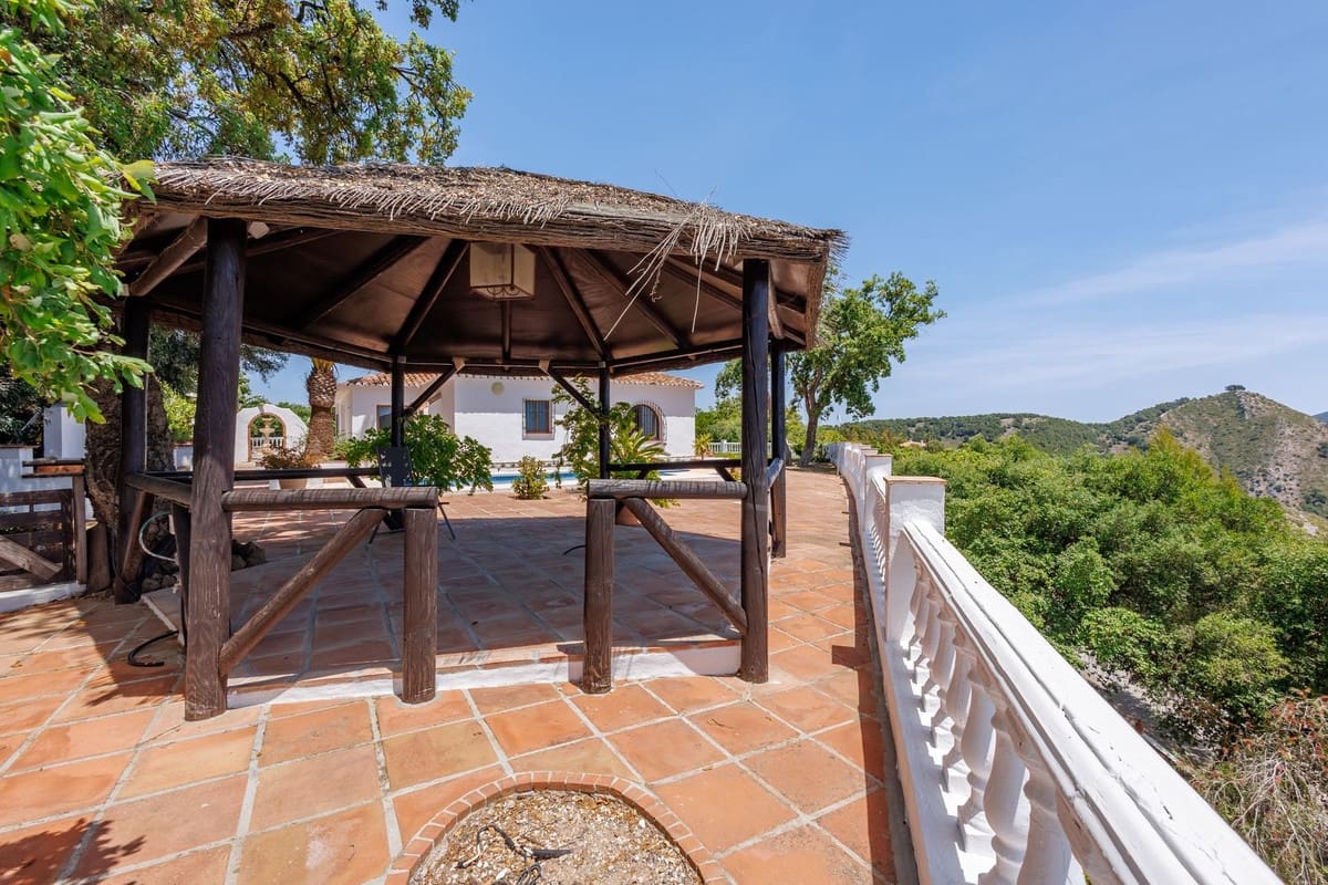 6 bedroom Villa for sale in Coin with pool garage - € 1,195,000 (Ref: 9863496)