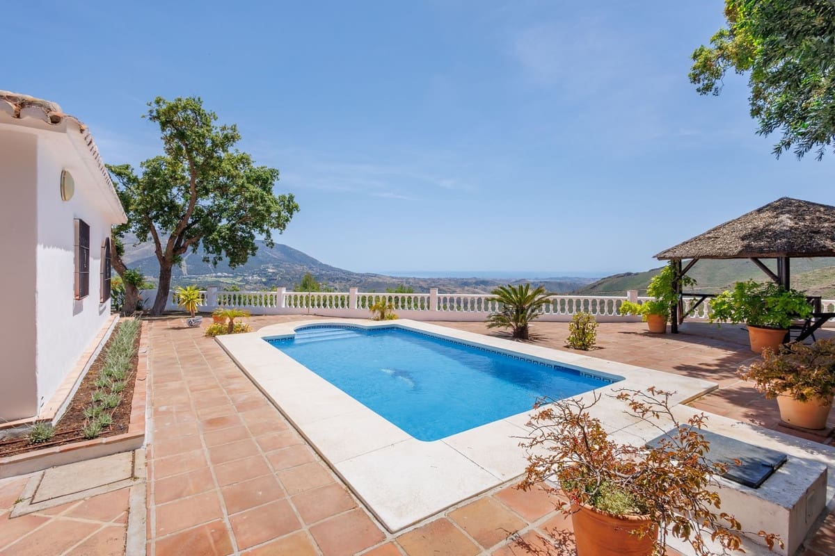 6 bedroom Villa for sale in Coin with pool garage - € 1,195,000 (Ref: 9863496)