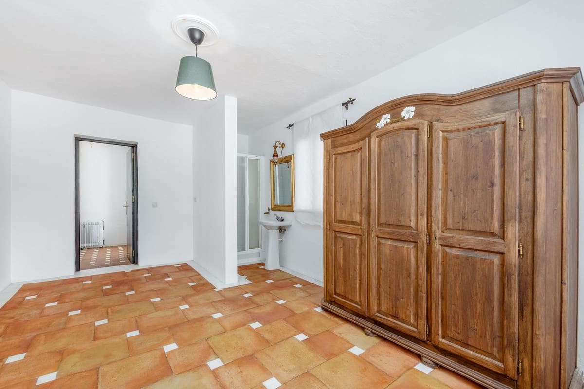 6 bedroom Villa for sale in Coin with pool garage - € 1,195,000 (Ref: 9863496)
