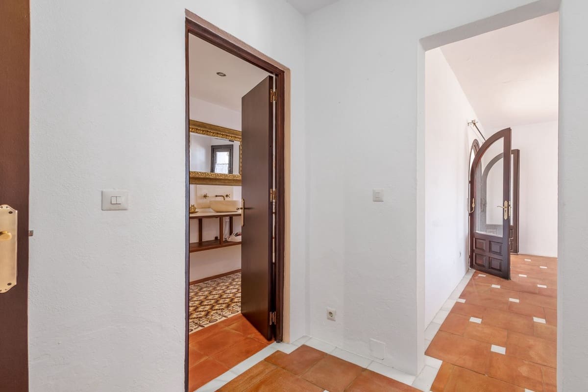 6 bedroom Villa for sale in Coin with pool garage - € 1,195,000 (Ref: 9863496)