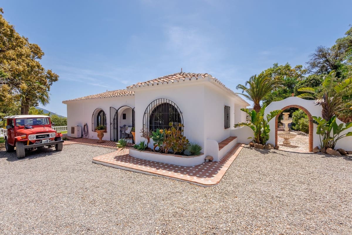 6 bedroom Villa for sale in Coin with pool garage - € 1,195,000 (Ref: 9863496)