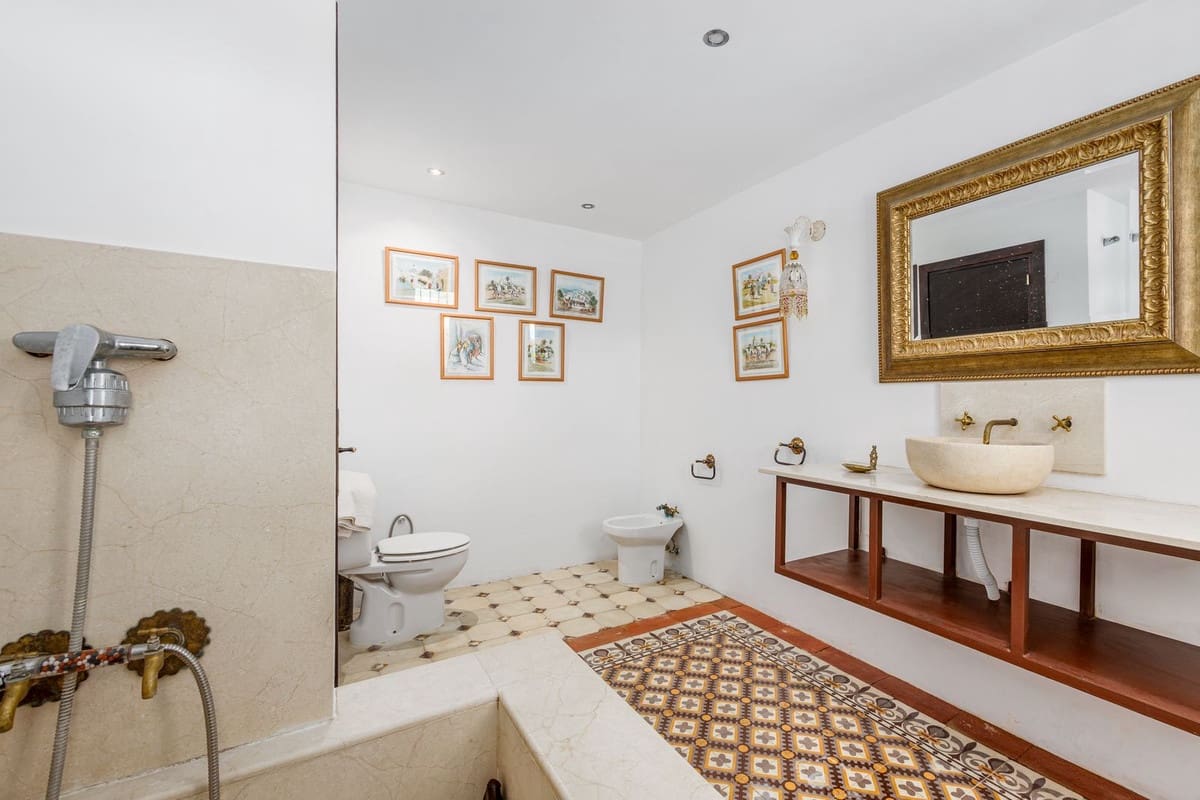 6 bedroom Villa for sale in Coin with pool garage - € 1,195,000 (Ref: 9863496)