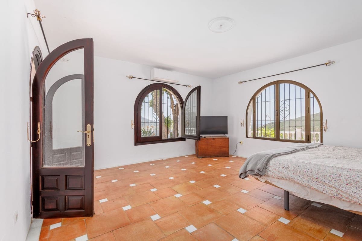 6 bedroom Villa for sale in Coin with pool garage - € 1,195,000 (Ref: 9863496)