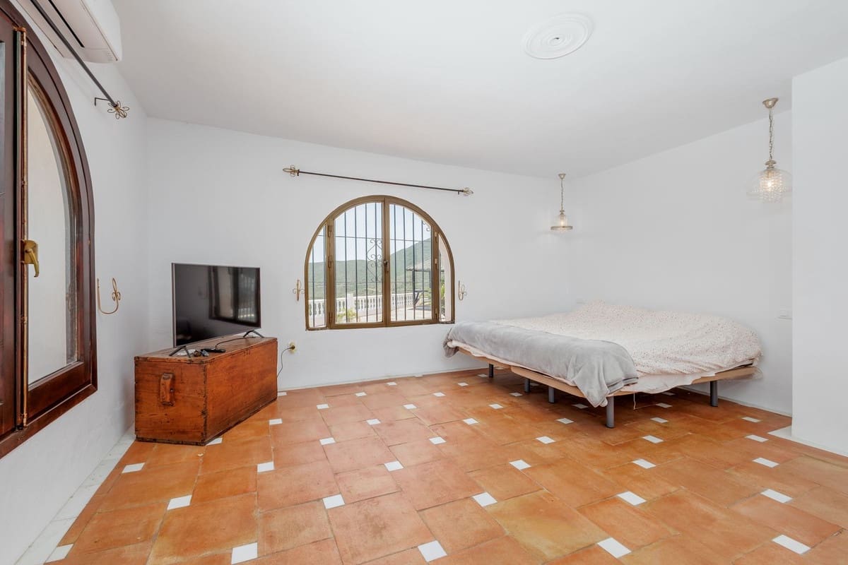 6 bedroom Villa for sale in Coin with pool garage - € 1,195,000 (Ref: 9863496)