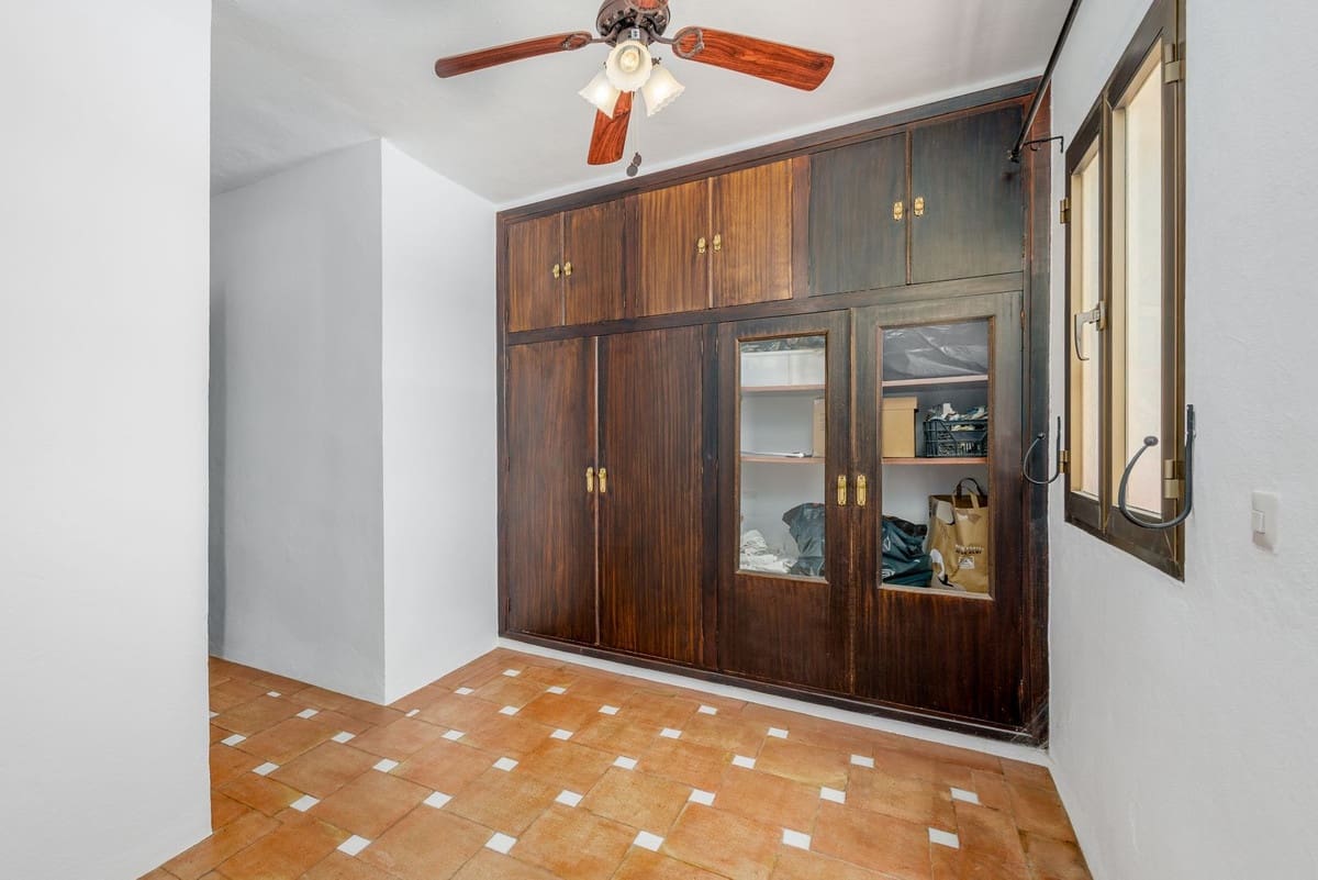 6 bedroom Villa for sale in Coin with pool garage - € 1,195,000 (Ref: 9863496)