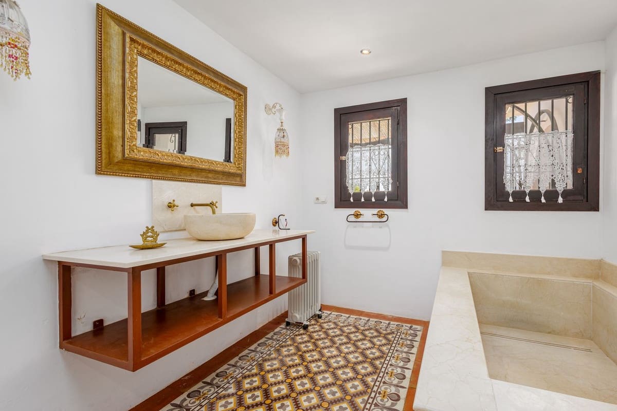 6 bedroom Villa for sale in Coin with pool garage - € 1,195,000 (Ref: 9863496)