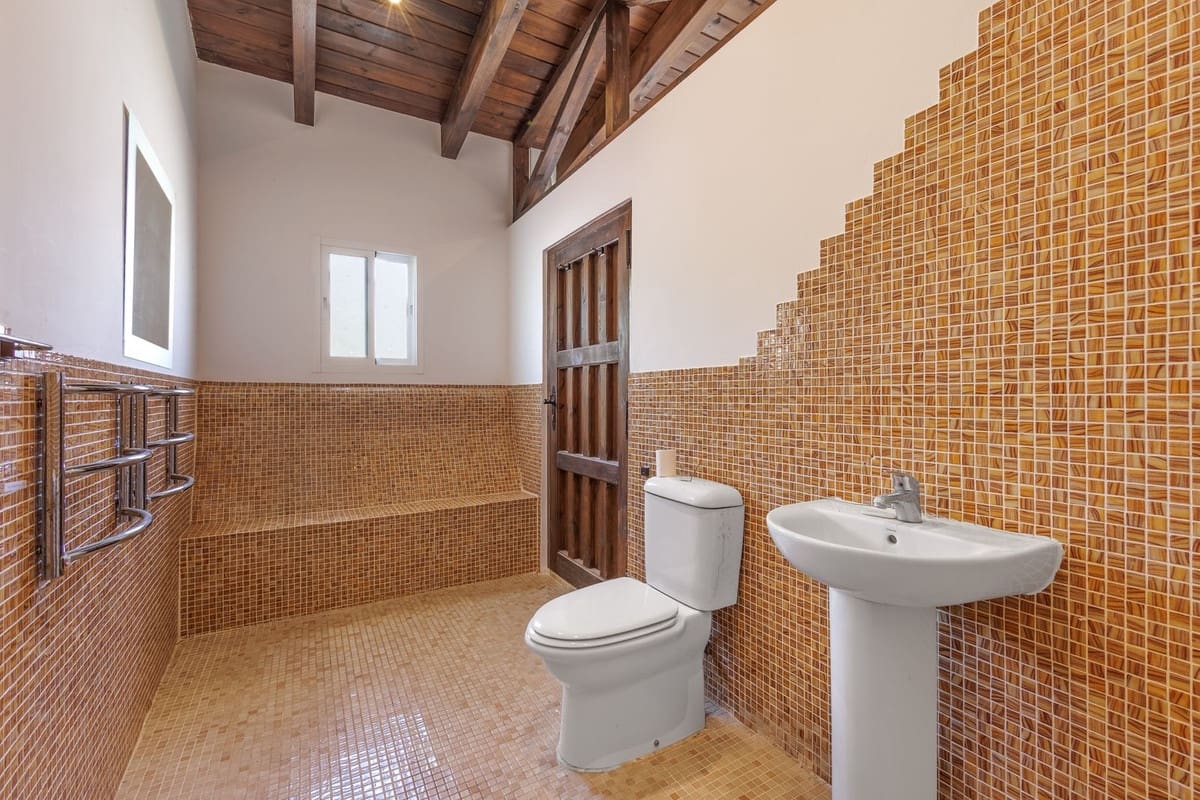 6 bedroom Villa for sale in Coin with pool garage - € 1,195,000 (Ref: 9863496)