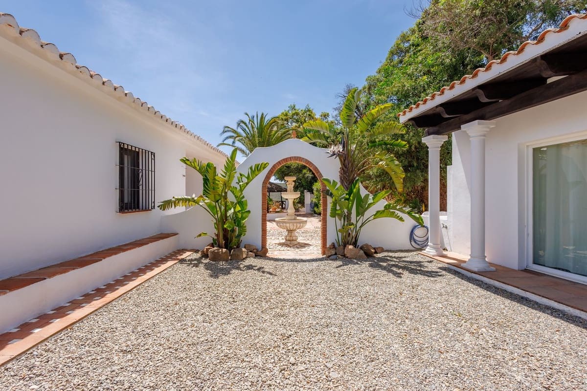 6 bedroom Villa for sale in Coin with pool garage - € 1,195,000 (Ref: 9863496)