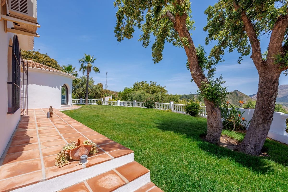 6 bedroom Villa for sale in Coin with pool garage - € 1,195,000 (Ref: 9863496)