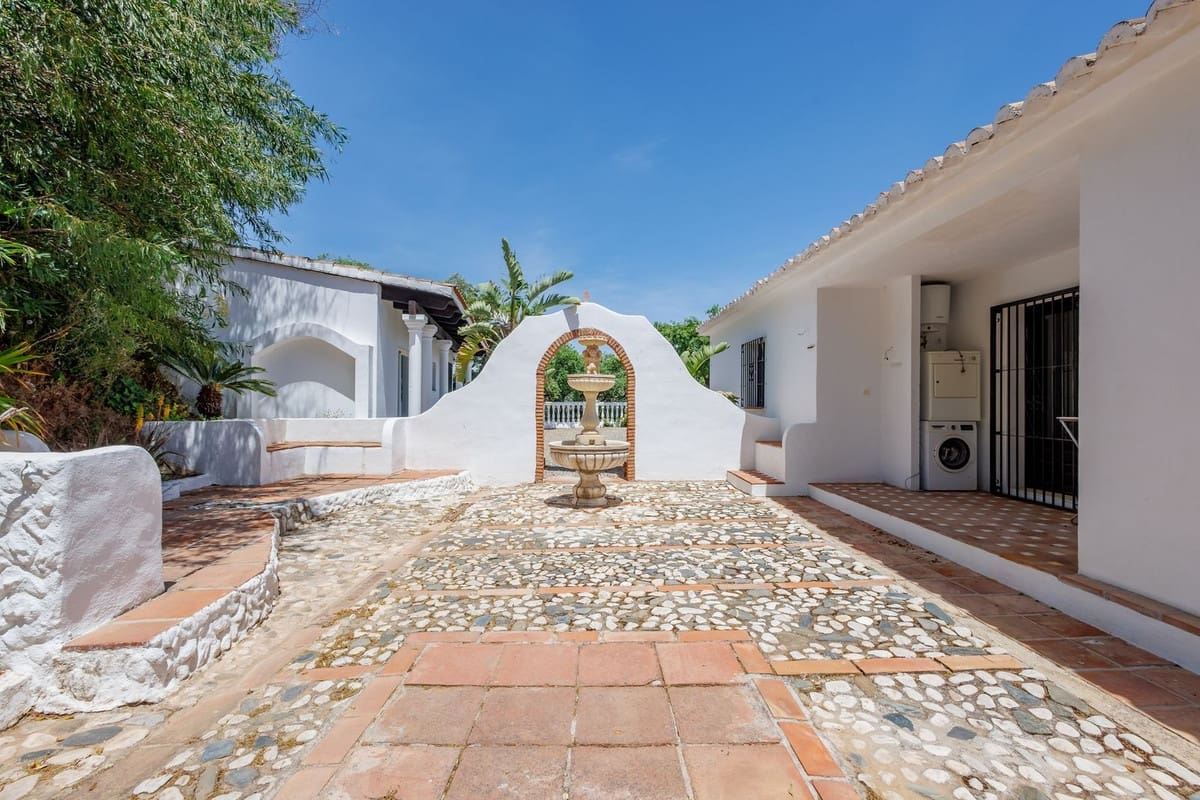 6 bedroom Villa for sale in Coin with pool garage - € 1,195,000 (Ref: 9863496)
