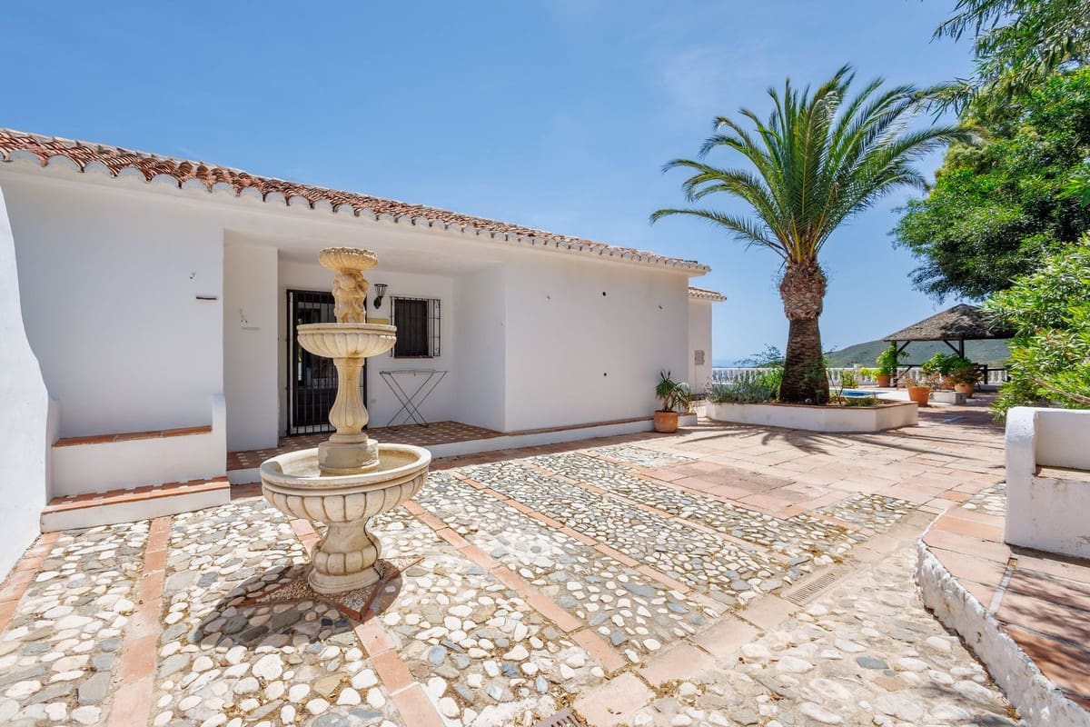6 bedroom Villa for sale in Coin with pool garage - € 1,195,000 (Ref: 9863496)