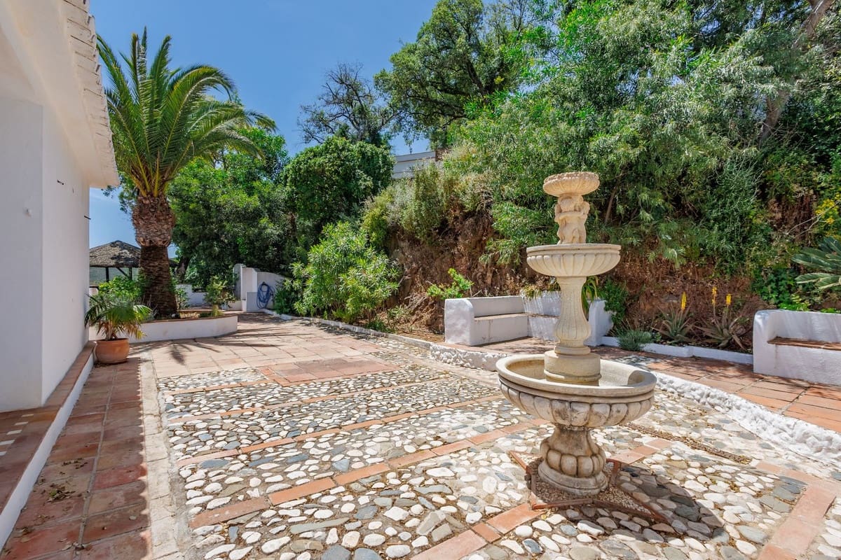 6 bedroom Villa for sale in Coin with pool garage - € 1,195,000 (Ref: 9863496)
