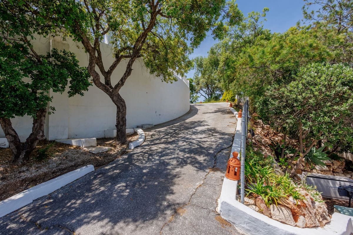 6 bedroom Villa for sale in Coin with pool garage - € 1,195,000 (Ref: 9863496)