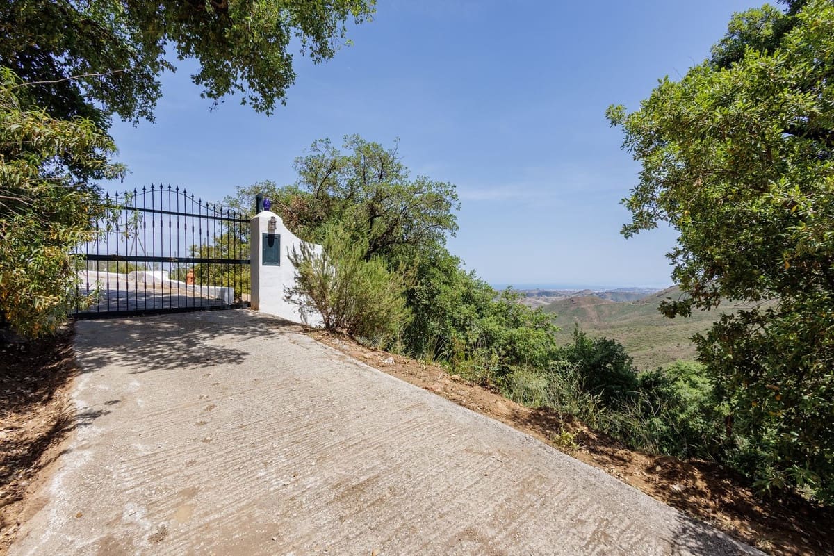6 bedroom Villa for sale in Coin with pool garage - € 1,195,000 (Ref: 9863496)