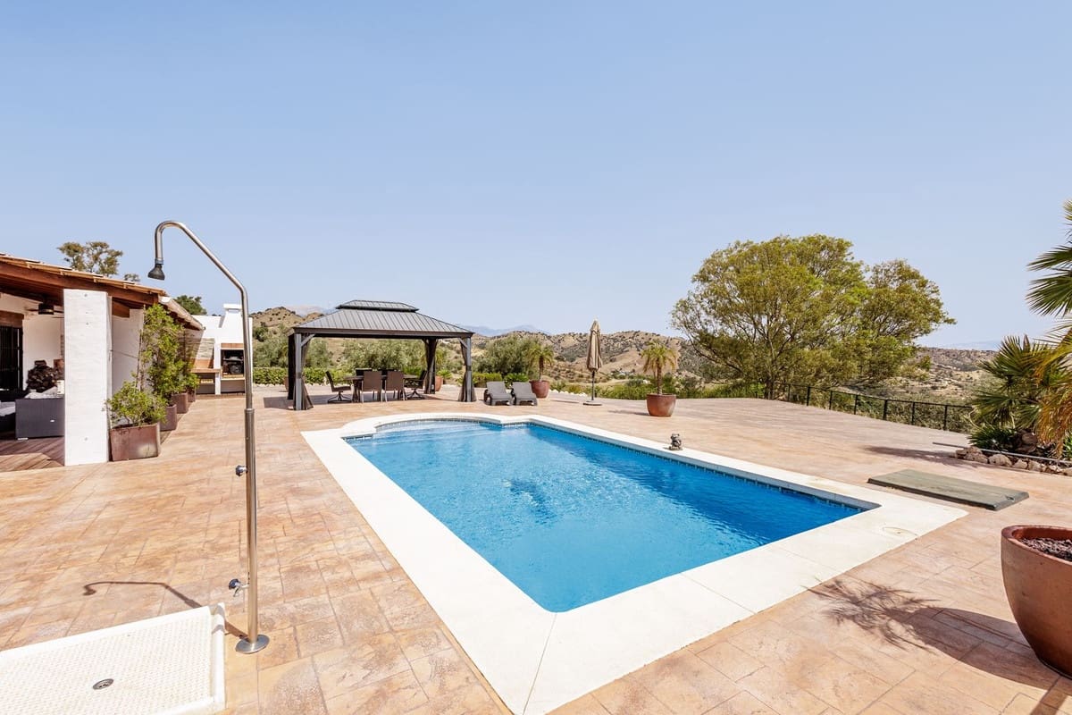 3 soverom Villa til salgs i Coin med svømmebasseng garasje - € 745 000 (Ref: 9965951)