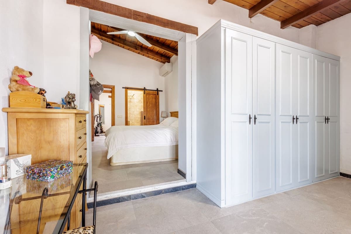 3 soverom Villa til salgs i Coin med svømmebasseng garasje - € 745 000 (Ref: 9965951)