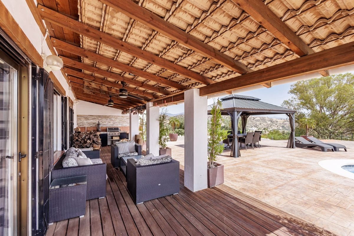 3 soverom Villa til salgs i Coin med svømmebasseng garasje - € 745 000 (Ref: 9965951)
