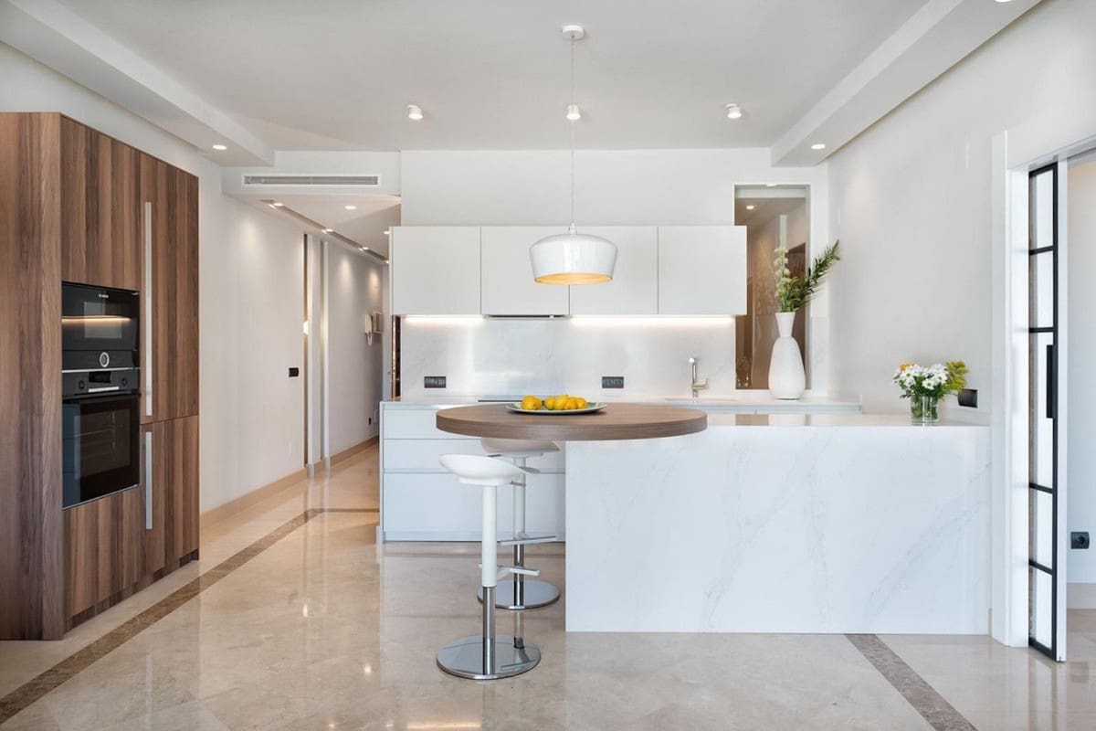 Apartamento de 2 habitaciones en Marbella en venta con piscina garaje - 1.390.000 € (Ref: 10041831)