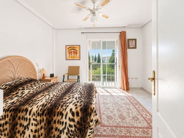 2 soverom Rekkehus til salgs i Cabopino, Marbella med svømmebasseng garasje - € 525 000 (Ref: 10085015)
