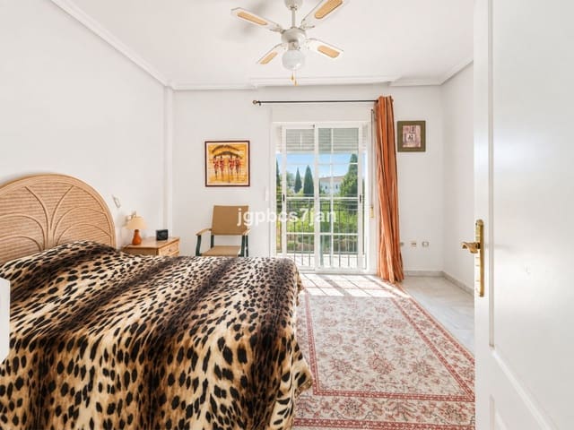 2 soverom Rekkehus til salgs i Cabopino, Marbella med svømmebasseng garasje - € 525 000 (Ref: 10085015)