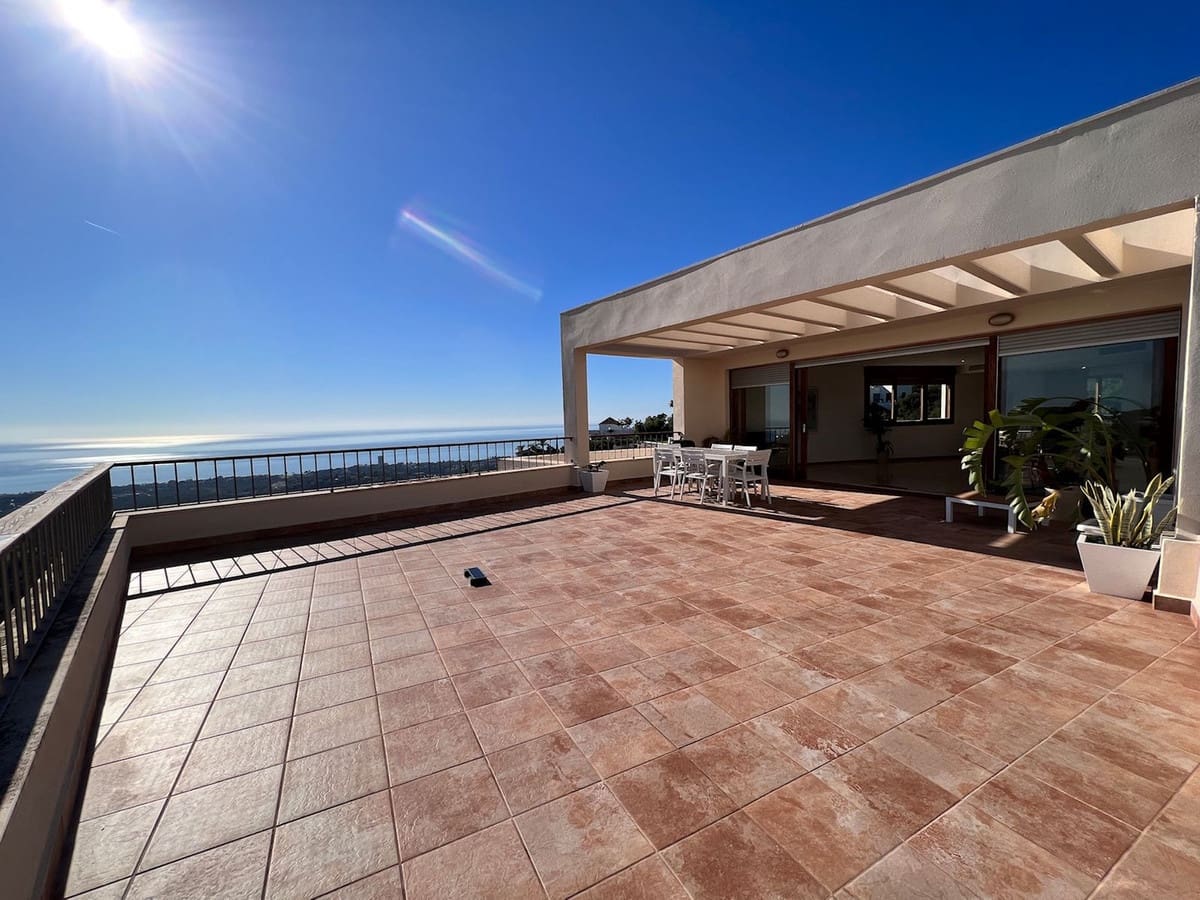 3 bedroom Penthouse for sale in Marbella with pool garage - € 2,900,000 (Ref: 10089968)