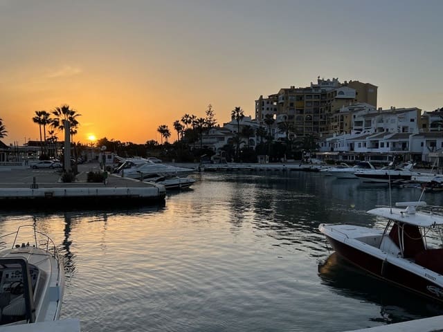 3 soveværelse Lejlighed til salg i Cabopino, Marbella med swimmingpool - € 990.000 (Ref: 10095460)