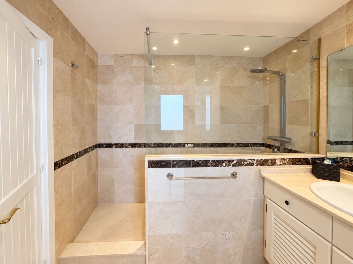 4 bedroom Apartment for sale in Cabopino with pool garage - € 1,150,000 (Ref: 10095460)