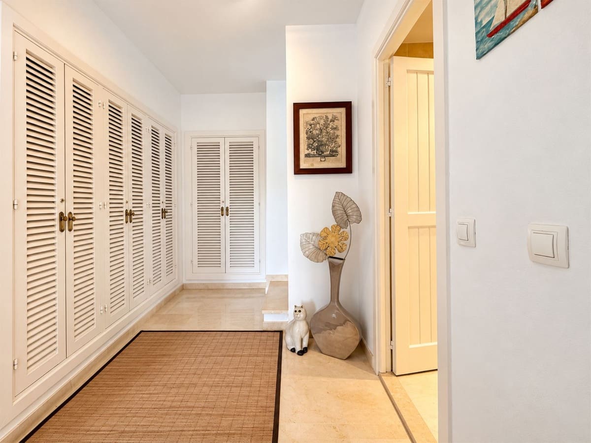 4 bedroom Apartment for sale in Cabopino with pool garage - € 1,150,000 (Ref: 10095460)