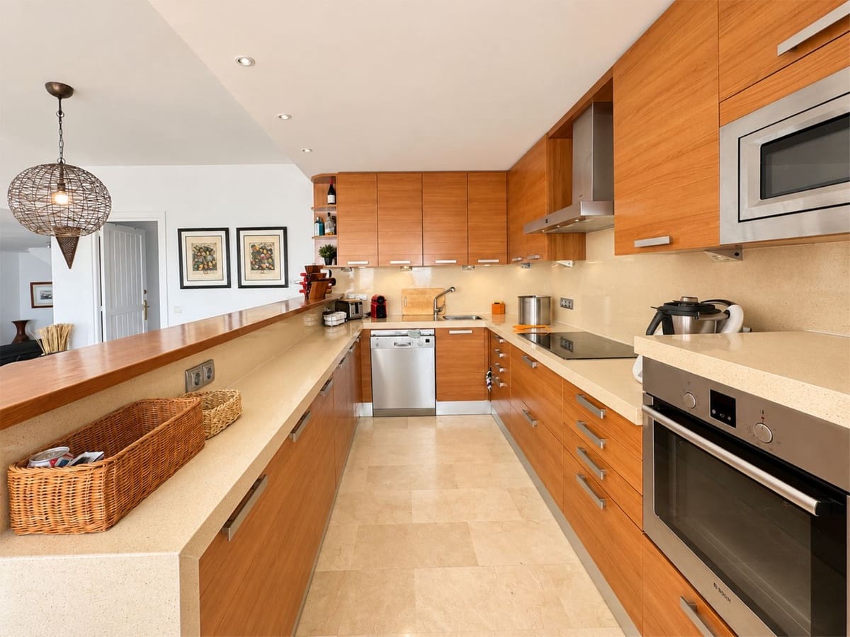 4 bedroom Apartment for sale in Cabopino with pool garage - € 1,150,000 (Ref: 10095460)