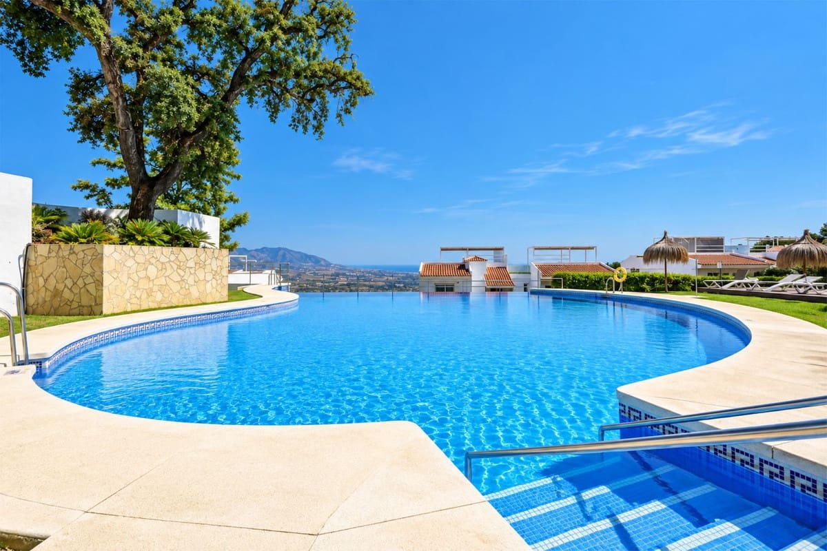 3 bedroom Apartment for sale in La Mairena with pool garage - € 449,999 (Ref: 10111060)