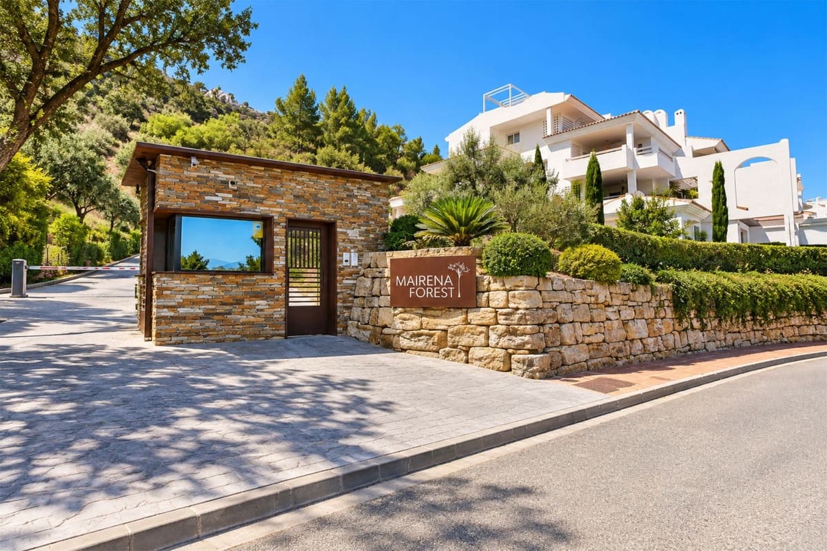 3 bedroom Apartment for sale in La Mairena with pool garage - € 449,999 (Ref: 10111060)