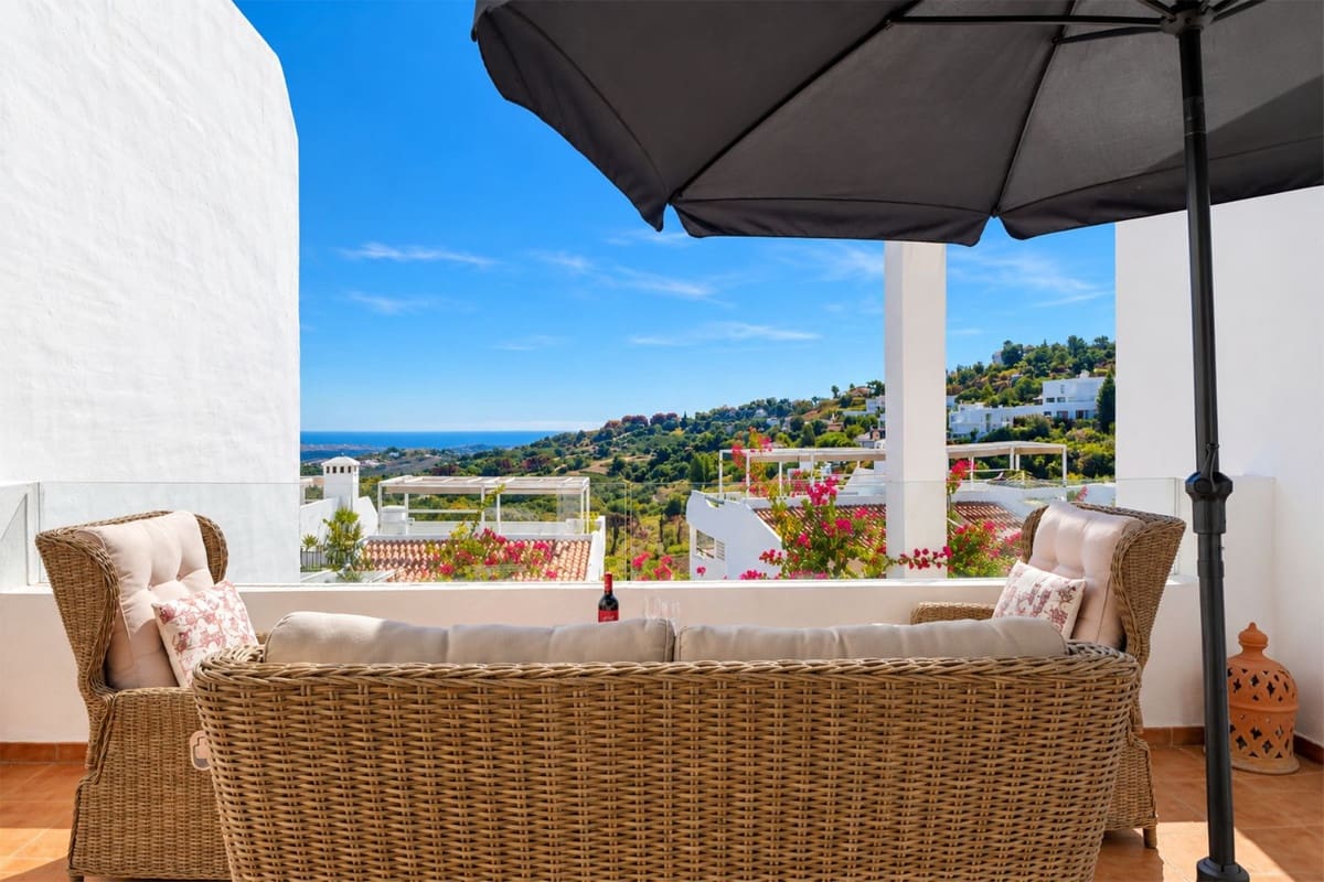 3 bedroom Apartment for sale in La Mairena with pool garage - € 449,999 (Ref: 10111060)