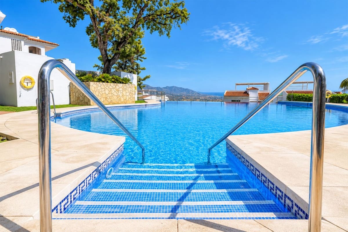 3 bedroom Apartment for sale in La Mairena with pool garage - € 449,999 (Ref: 10111060)