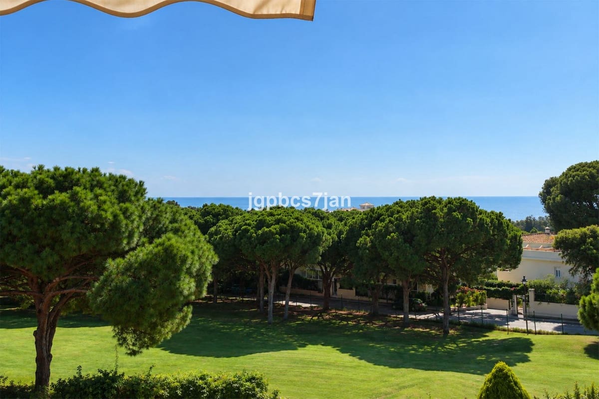 2 bedroom Apartment for sale in Cabopino with pool garage - € 489,000 (Ref: 10123374)
