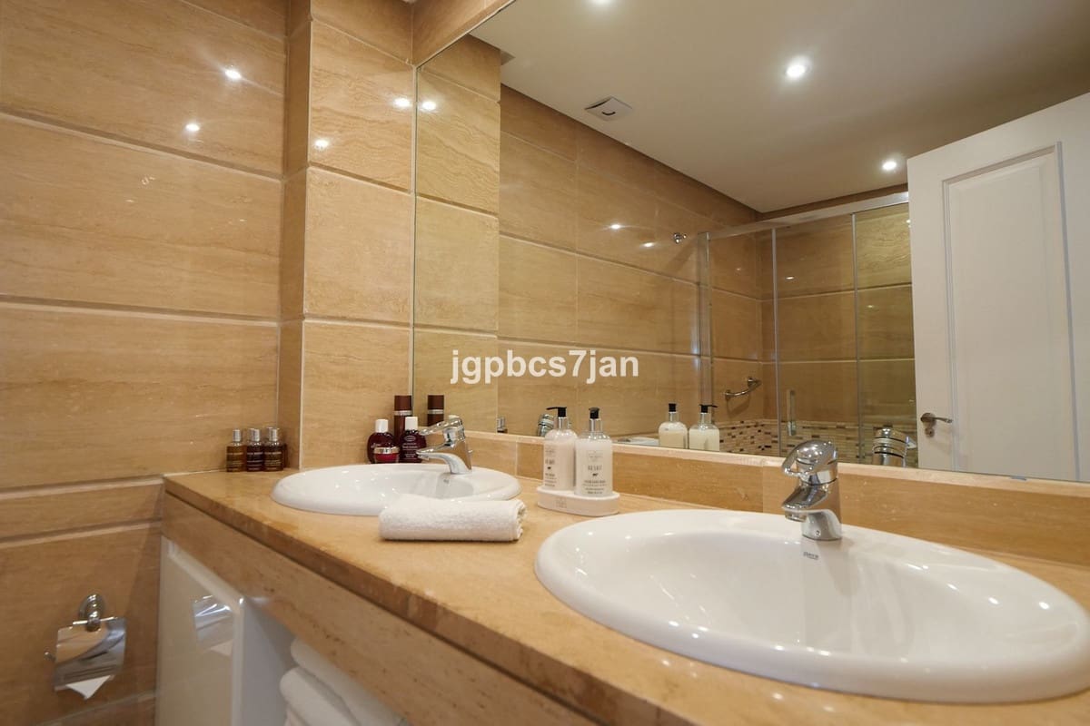 2 bedroom Apartment for sale in Cabopino with pool garage - € 489,000 (Ref: 10123374)