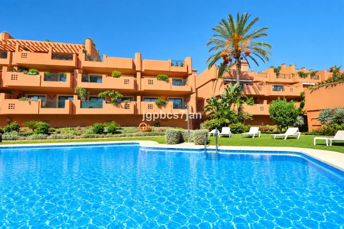 2 bedroom Apartment for sale in Cabopino with pool garage - € 489,000 (Ref: 10123374)