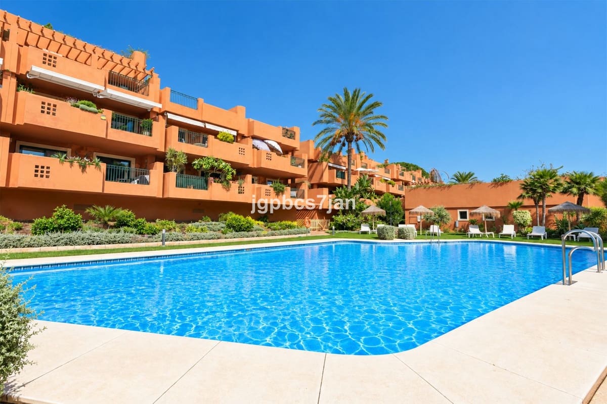 2 bedroom Apartment for sale in Cabopino with pool garage - € 489,000 (Ref: 10123374)