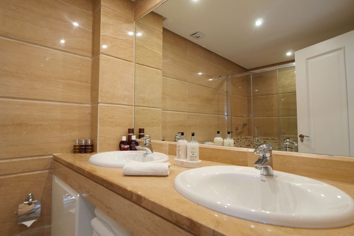 2 bedroom Apartment for sale in Cabopino with pool garage - € 489,000 (Ref: 10123374)