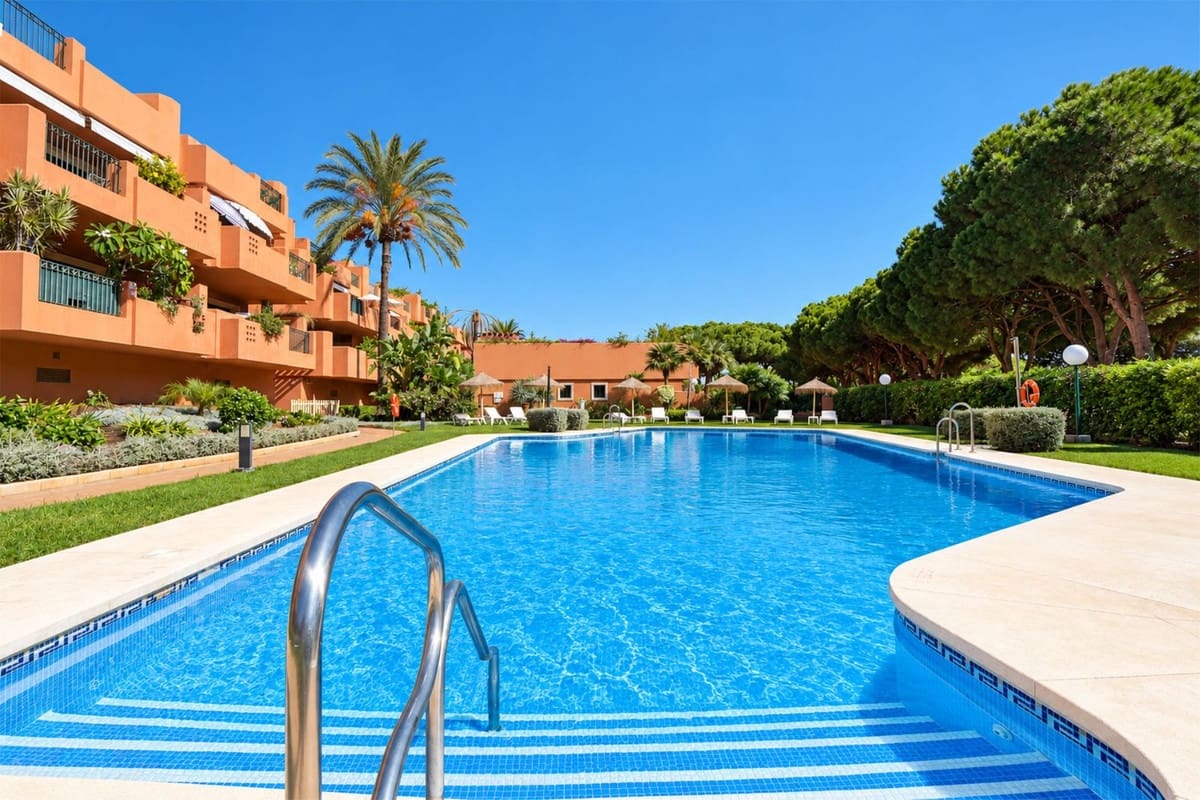 2 bedroom Apartment for sale in Cabopino with pool garage - € 489,000 (Ref: 10123374)