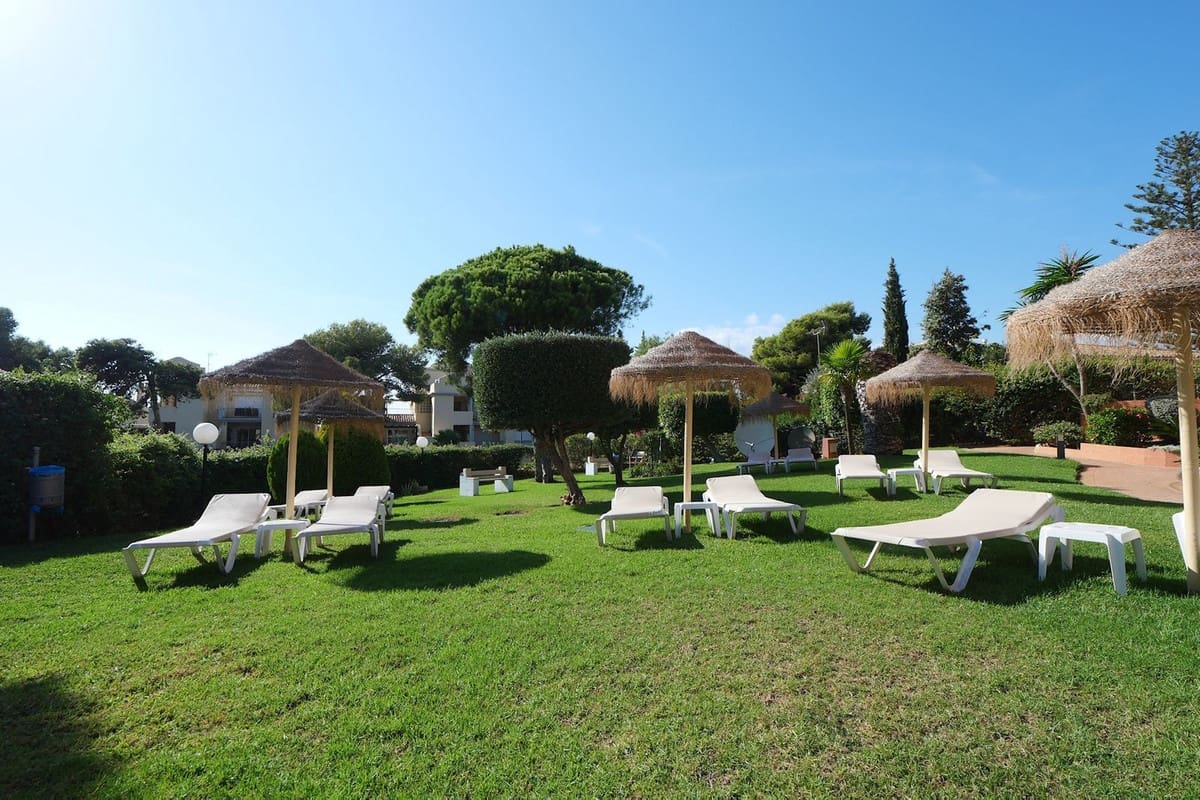 2 bedroom Apartment for sale in Cabopino with pool garage - € 489,000 (Ref: 10123374)