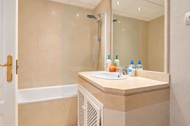 Apartamento de 3 habitaciones en Cabopino, Marbella en venta con piscina garaje - 625.000 € (Ref: 10127634)