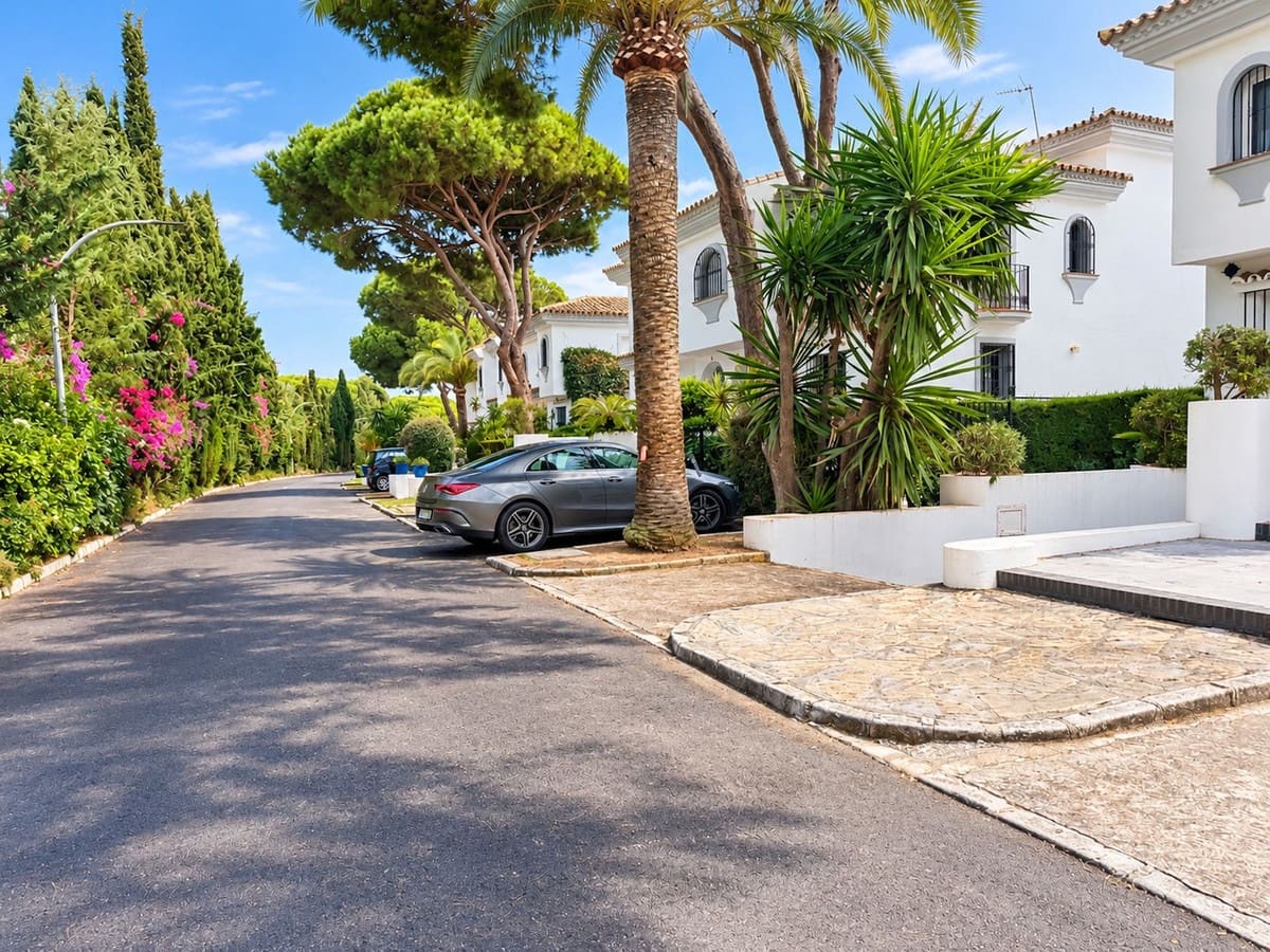 2 quarto Casa em Banda para venda em Cabopino com piscina garagem - 799 000 € (Ref: 10133031)