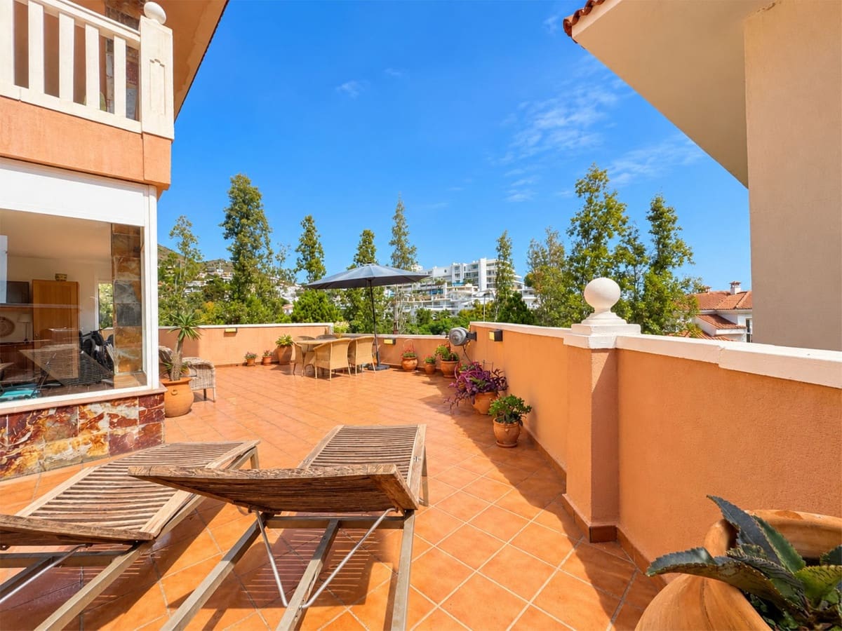2 bedroom Apartment for sale in Fuengirola with pool garage - € 494,000 (Ref: 10162496)