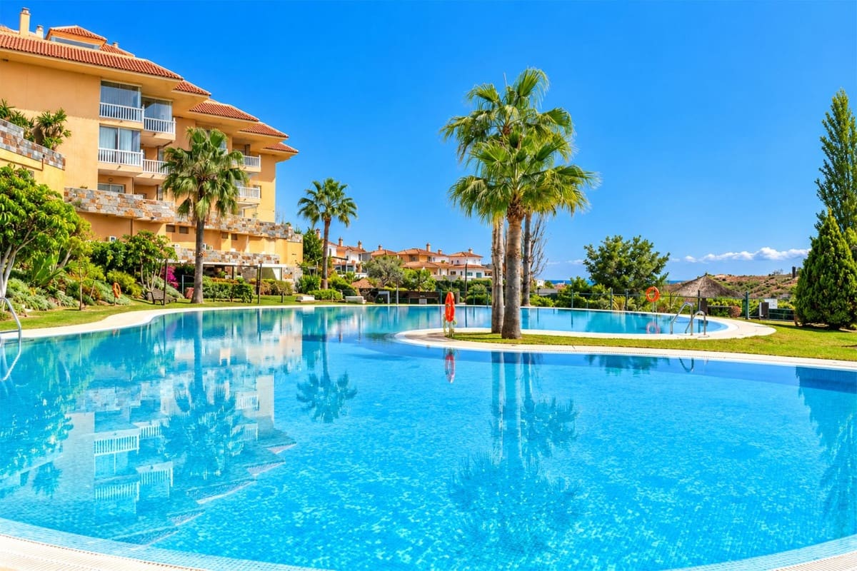 2 bedroom Apartment for sale in Fuengirola with pool garage - € 494,000 (Ref: 10162496)