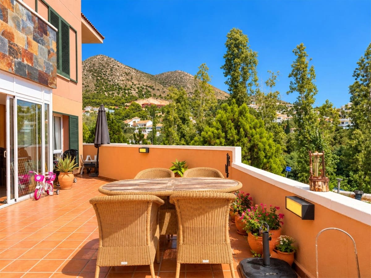 2 bedroom Apartment for sale in Fuengirola with pool garage - € 494,000 (Ref: 10162496)