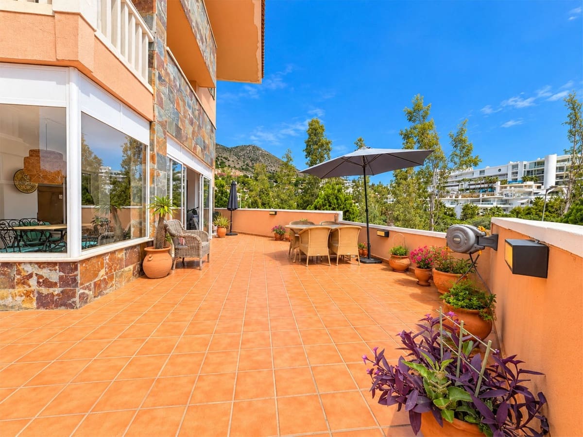 2 bedroom Apartment for sale in Fuengirola with pool garage - € 494,000 (Ref: 10162496)